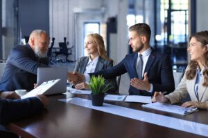 Empresários discutindo práticas de compliance trabalhista em ambiente corporativo